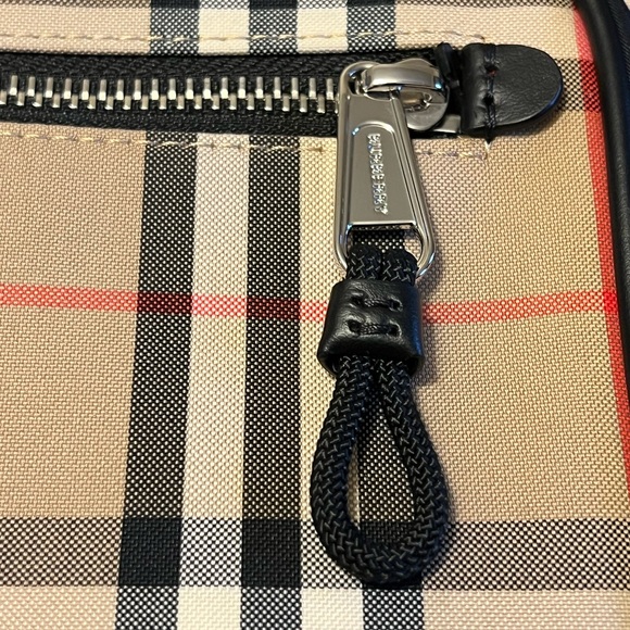 Burberry Vintage Unisex Check & Leather Crossbody Bag 8010152 (New) $1150 - Picture 4 of 12